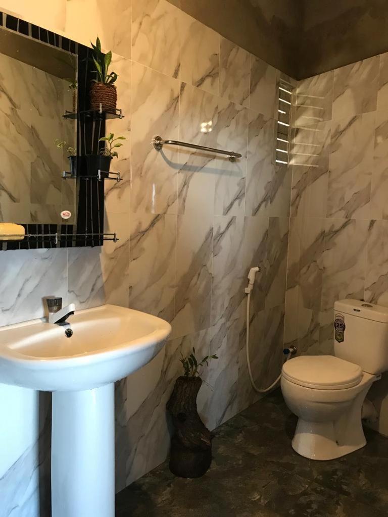 S V Homestay Канди Екстериор снимка